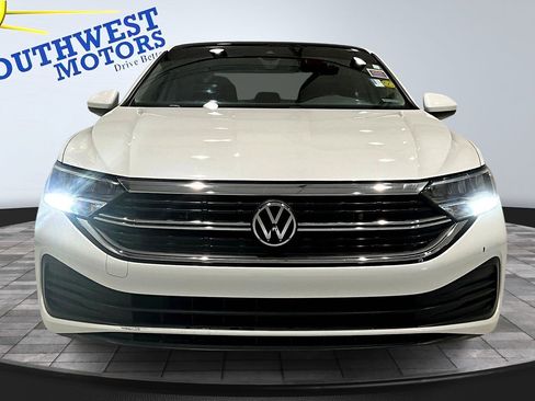 Used 2023 Volkswagen Jetta SE image 2