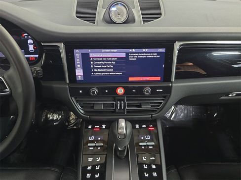 Certified 2025 Porsche Macan image 16