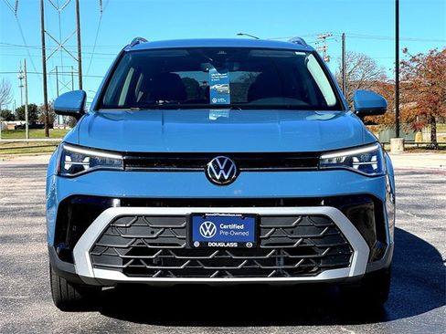 Certified 2025 Volkswagen Taos SE image 3