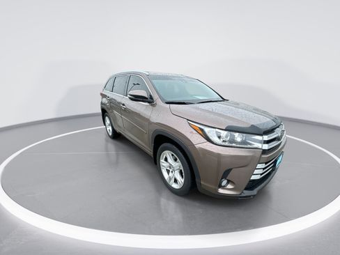 Used 2017 Toyota Highlander Limited AWD/4WD image 2