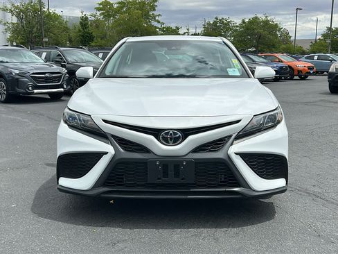 Used 2022 Toyota Camry SE FWD image 2