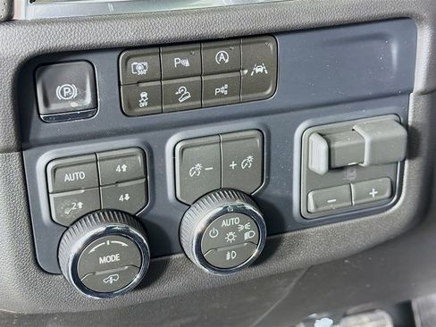 New 2026 Chevrolet Suburban High Country AWD/4WD image 10