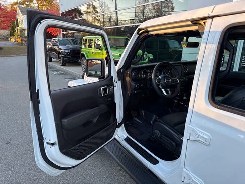 Used 2023 Jeep Wrangler Unlimited Sahara image 11