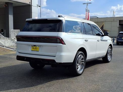 New 2025 Lincoln Navigator Reserve image 2