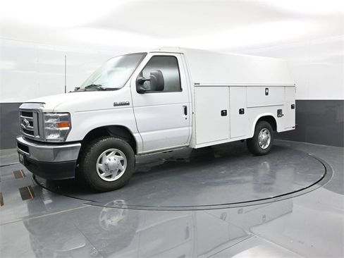 Used 2024 Ford E-350 and Econoline 350 Super Duty w/ Power Windows & Locks Group image 3