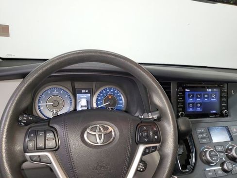 Used 2020 Toyota Sienna LE image 13