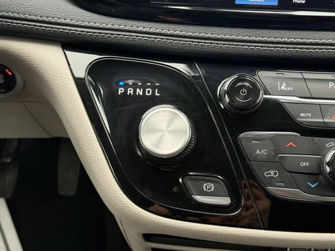 Used 2023 Chrysler Pacifica Touring-L image 19