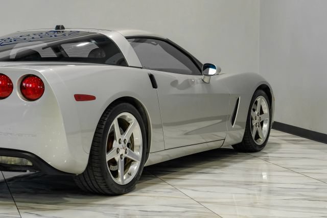 Used 2005 Chevrolet Corvette Coupe w/ Preferred Equipment Group RWD image 13