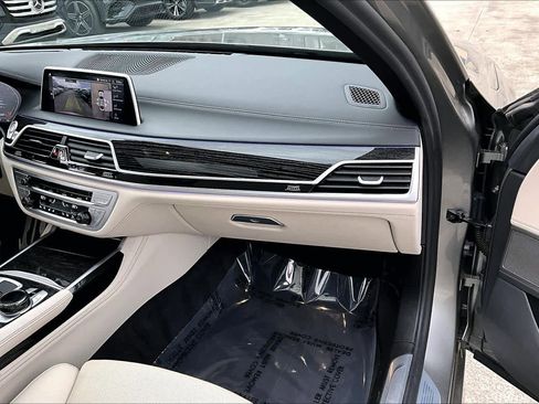 Used 2022 BMW 740i w/ M Sport Package image 17