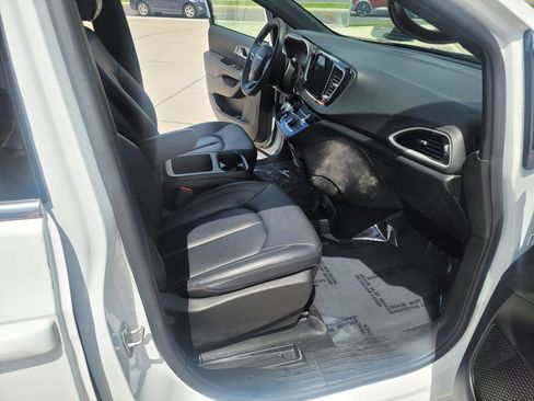 Used 2025 Chrysler Pacifica Select FWD image 15
