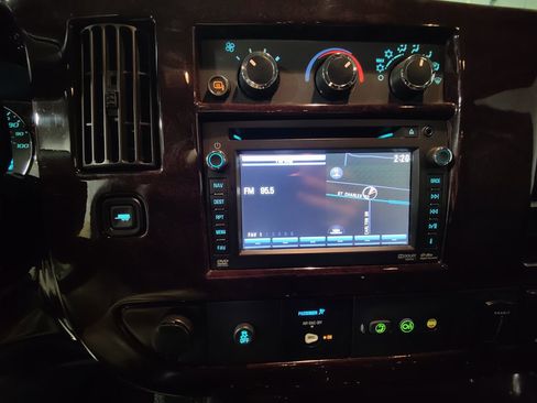 Used 2015 Chevrolet Express 2500 Extended image 47