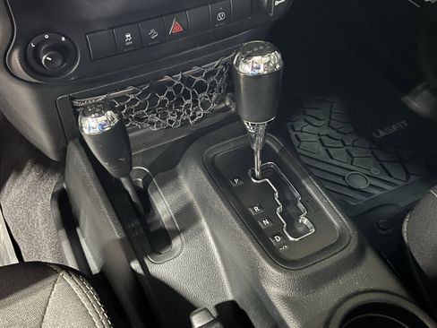 Used 2018 Jeep Wrangler Unlimited Sahara image 24