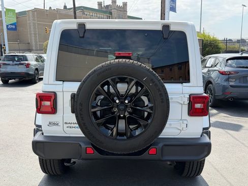Used 2025 Jeep Wrangler Unlimited Sahara AWD/4WD image 27