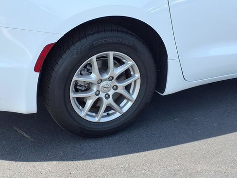 Used 2024 Chrysler Pacifica Touring-L FWD image 27