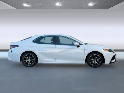 Used 2024 Toyota Camry SE image 8