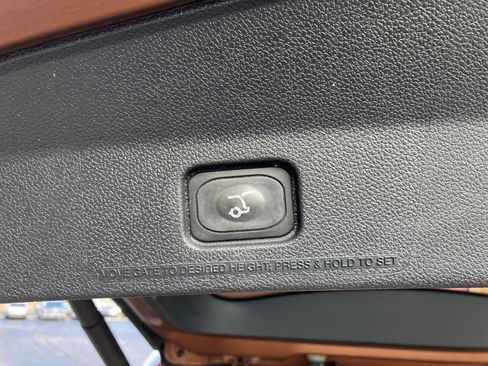 Used 2017 Ford Explorer XLT w/ Equipment Group 201A AWD/4WD image 14