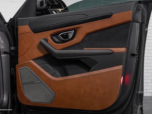 Used 2021 Lamborghini Urus image 44