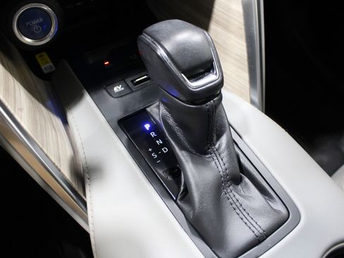 Used 2021 Toyota Venza Limited image 18