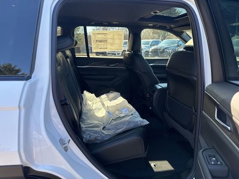 New 2026 Jeep Grand Cherokee Altitude AWD/4WD image 27
