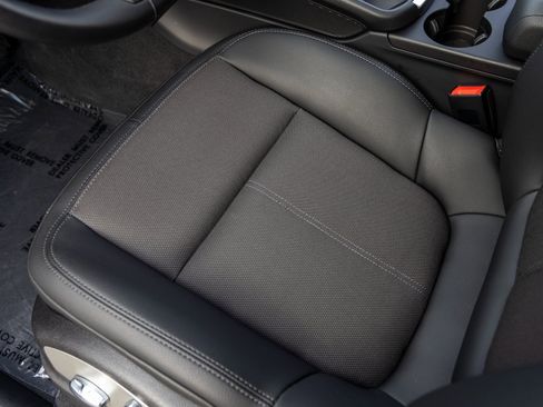 Certified 2025 Porsche Macan image 27