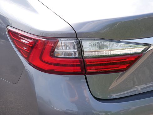 Used 2016 Lexus ES 350 w/ Luxury Package w/Wood Trim FWD image 17