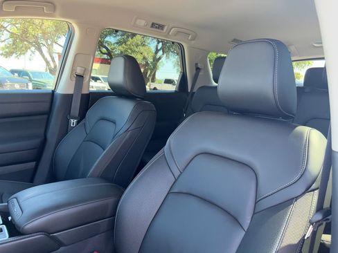 Used 2025 Nissan Pathfinder SL FWD image 10