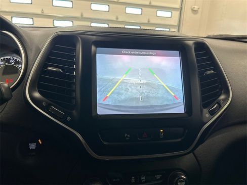 Used 2021 Jeep Cherokee Latitude Lux w/ Comfort/Convenience Group image 24