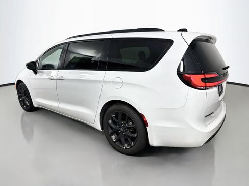 Used 2025 Chrysler Pacifica Limited FWD image 5