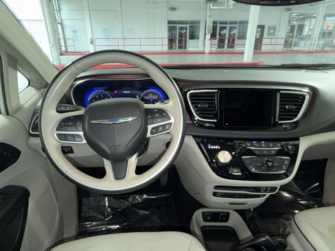 Used 2019 Chrysler Pacifica Limited w/ Tire & Wheel Group image 16