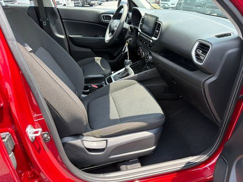 Used 2025 Hyundai Venue SE FWD image 13
