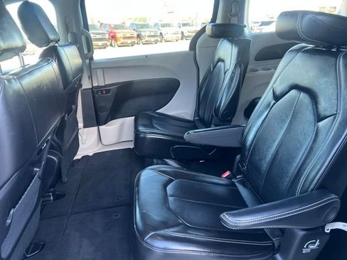 Used 2024 Chrysler Pacifica Touring-L image 16
