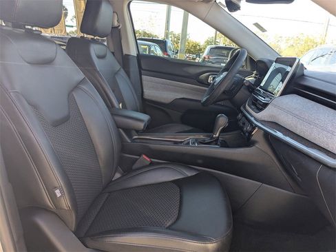 Used 2022 Jeep Compass Latitude image 2