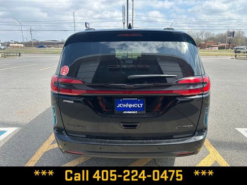 Used 2025 Chrysler Pacifica Limited FWD image 8