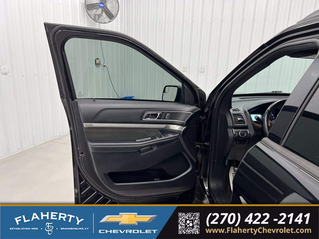 Used 2018 Ford Explorer XLT w/ Equipment Group 202A AWD/4WD image 8