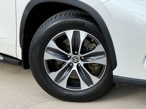 Used 2021 Toyota Highlander LE FWD image 2