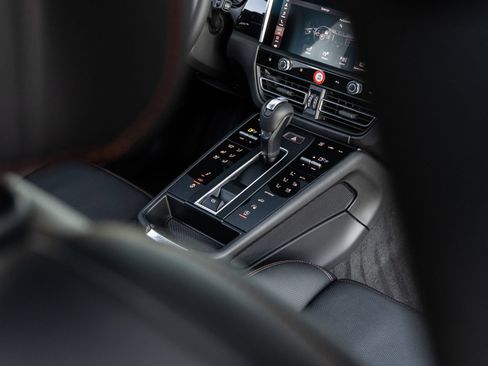 Certified 2026 Porsche Macan S AWD/4WD image 31