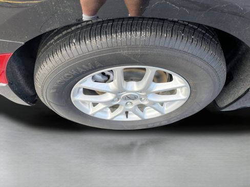 Used 2025 Chrysler Pacifica Select FWD image 9