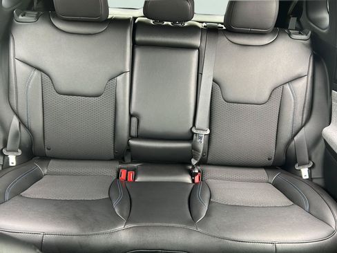 Used 2025 Jeep Compass Latitude AWD/4WD image 24