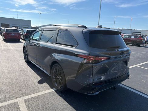 Used 2025 Toyota Sienna XSE FWD image 4