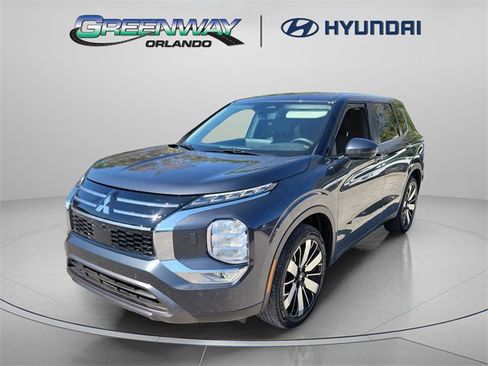 Used 2025 Mitsubishi Outlander SE image 2