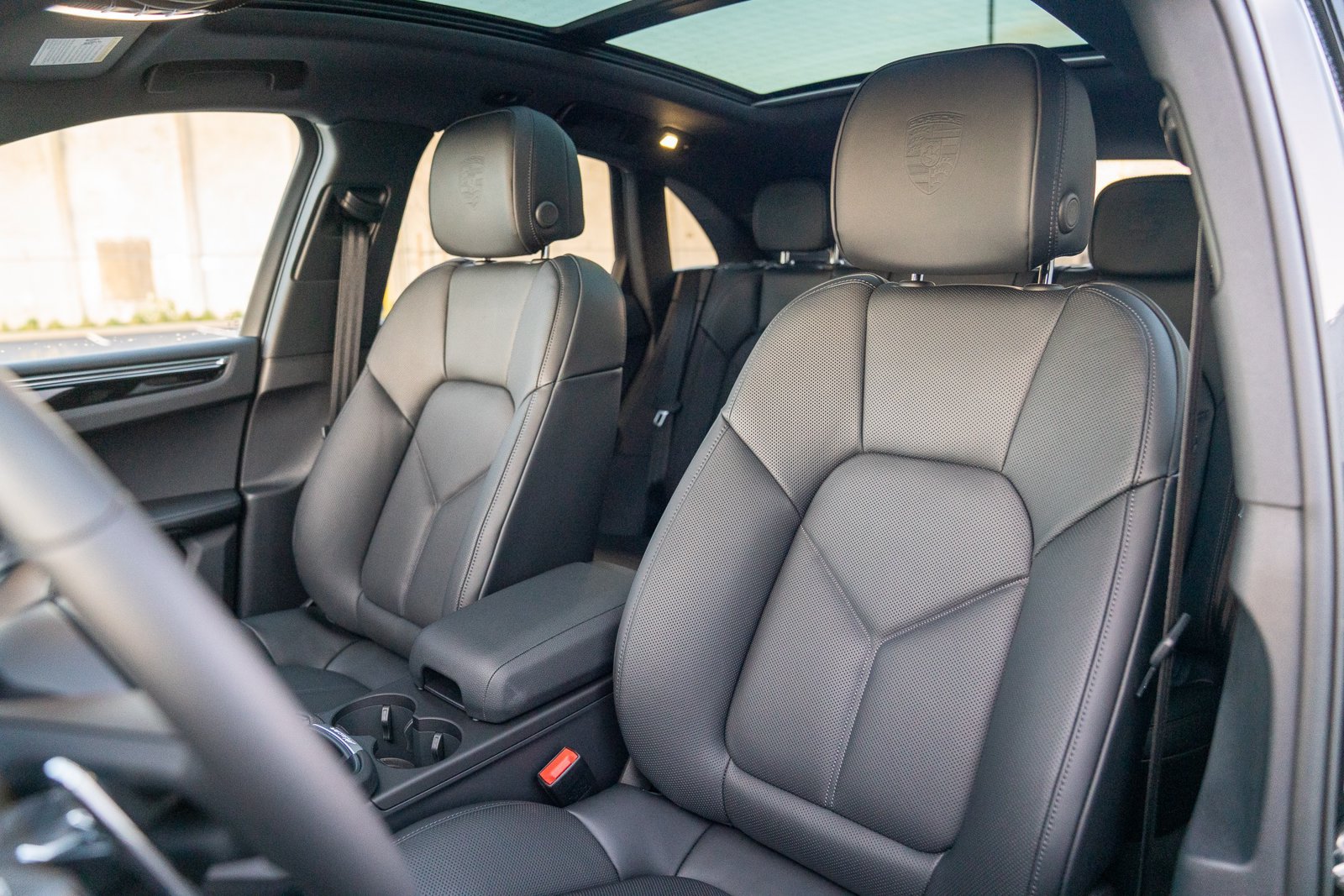 Certified 2026 Porsche Macan AWD/4WD image 4