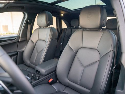 Certified 2026 Porsche Macan AWD/4WD image 4