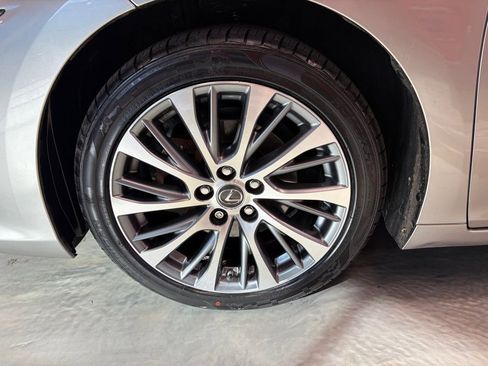 Used 2019 Lexus ES 300h 300h Luxury w/ Premium Package image 24