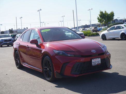 Used 2025 Toyota Camry SE w/ Convenience Package FWD image 1