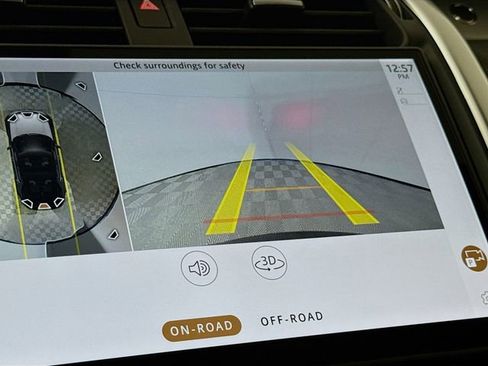 New 2026 Land Rover Discovery Dynamic SE image 17