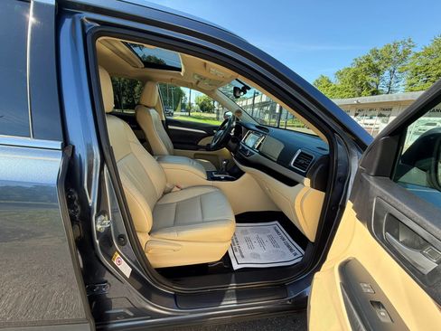Used 2015 Toyota Highlander XLE FWD image 13