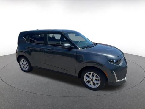 Used 2025 Kia Soul LX w/ LX Technology Package FWD image 2