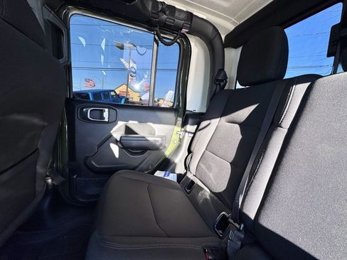 Certified 2022 Jeep Gladiator Willys image 18