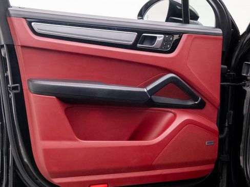 Certified 2023 Porsche Cayenne Platinum Edition image 14