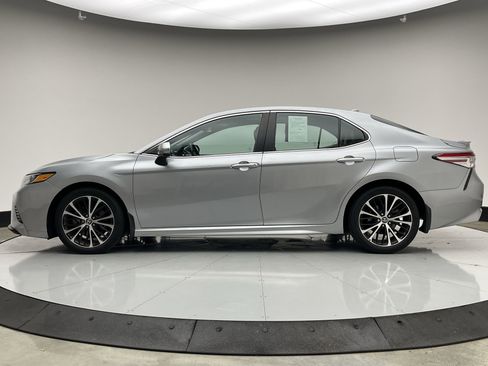 Used 2020 Toyota Camry SE image 5